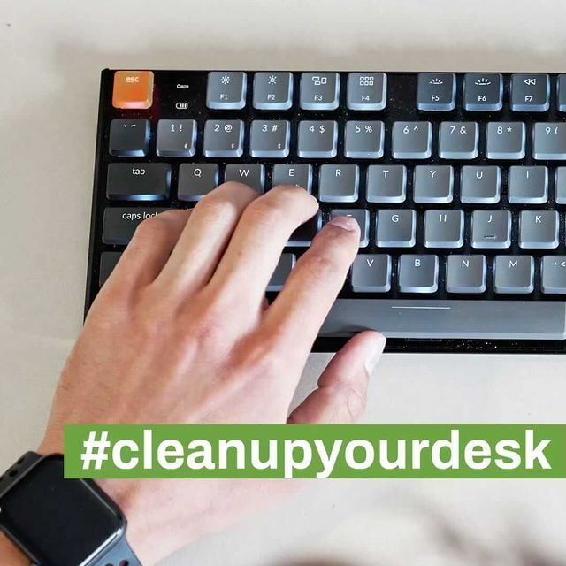 ☝🏼Nobody likes working in a messy environment. Alice Fada's (@alicemuffin ) #homeofficetip is about the importance of cleaning up your desk now and then 📚. 

🤗It's normal to have things lying around when working a lot - but keep in mind to declutter to stay focused and motivated. 💚

#declutter #focus #motivation #cleandeskpolicy #justdoit #digitalagency #digitalprogress #cleanupyourdesk #liiptip #reel #trending