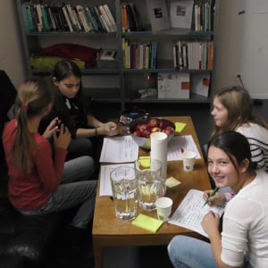 Auf welche App hat die Schweiz gewartet? Die MĂ€dchen diskutieren am Zukunftstag.