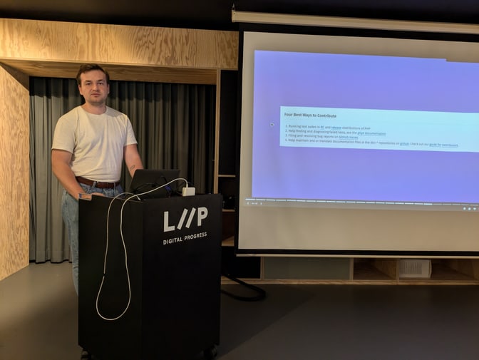 Adam presenting at the Liip Arena